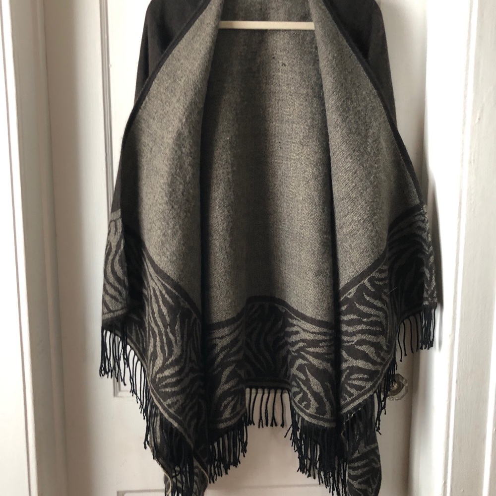 Barely worn brown oversized poncho - Picture 2 of 6